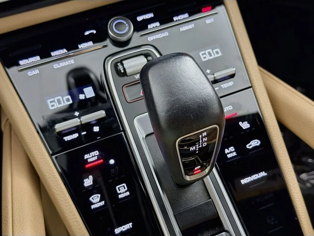 Used 2019  Porsche Base image 16