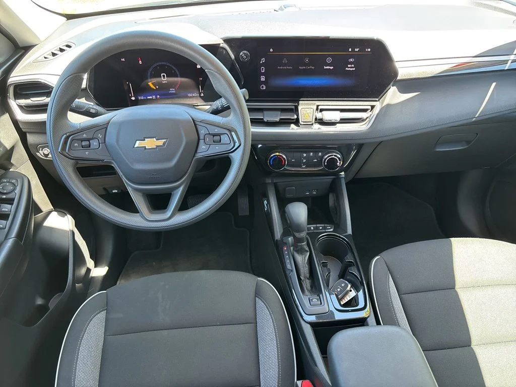 Used 2025 White Chevrolet LT image 11