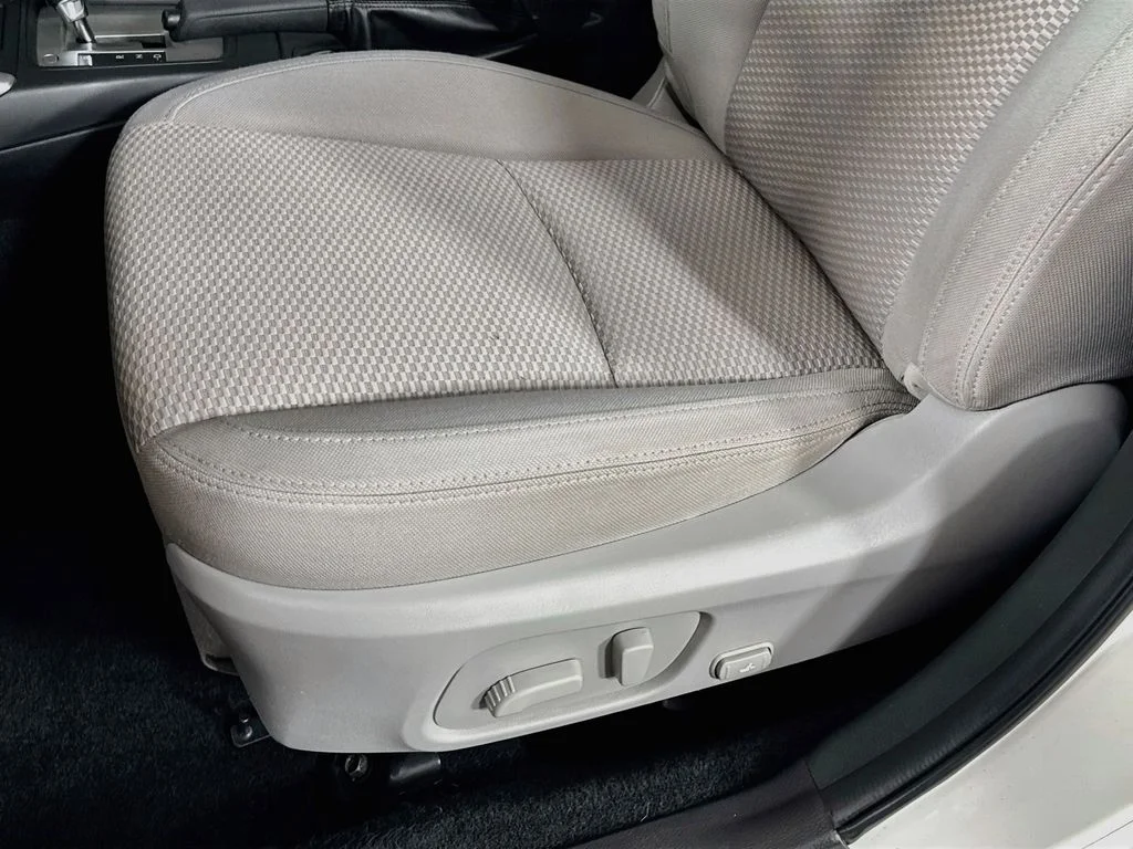 Used 2015 White Subaru 2.5i Premium image 22