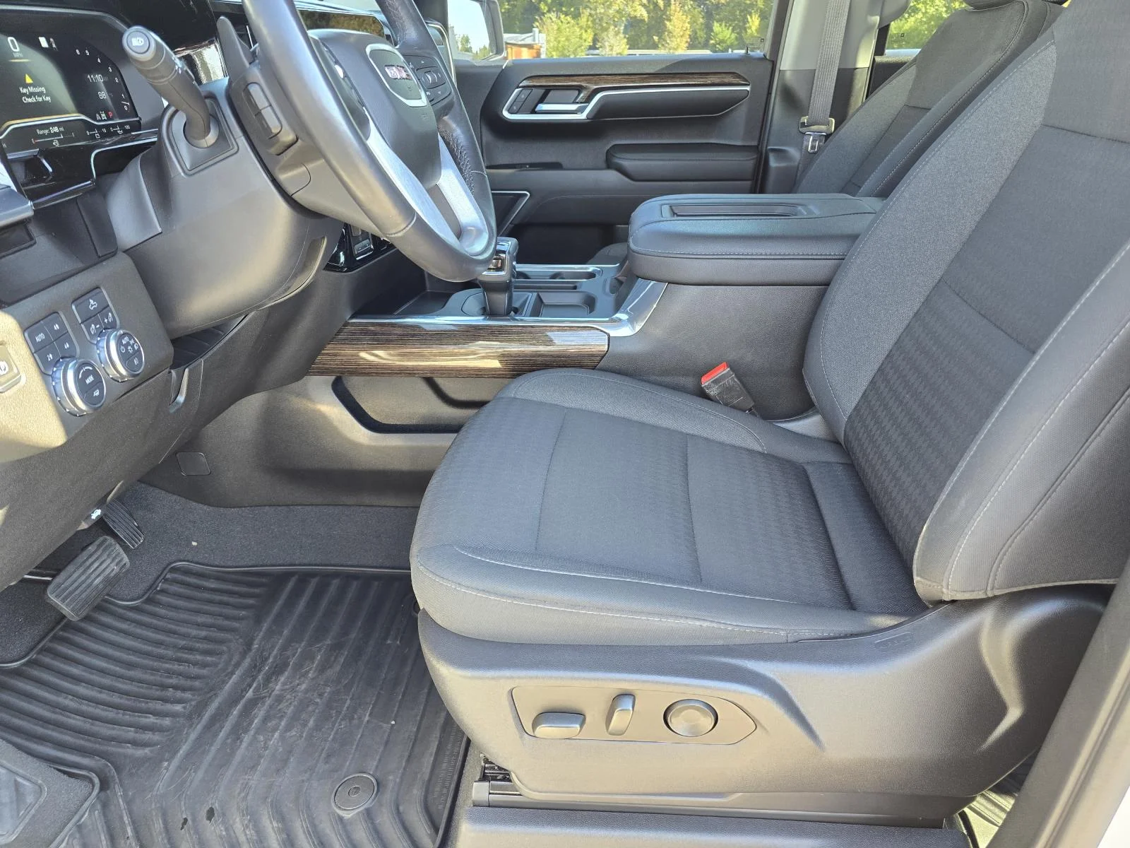 Used 2022 SUMMIT WHITE GMC Elevation image 9