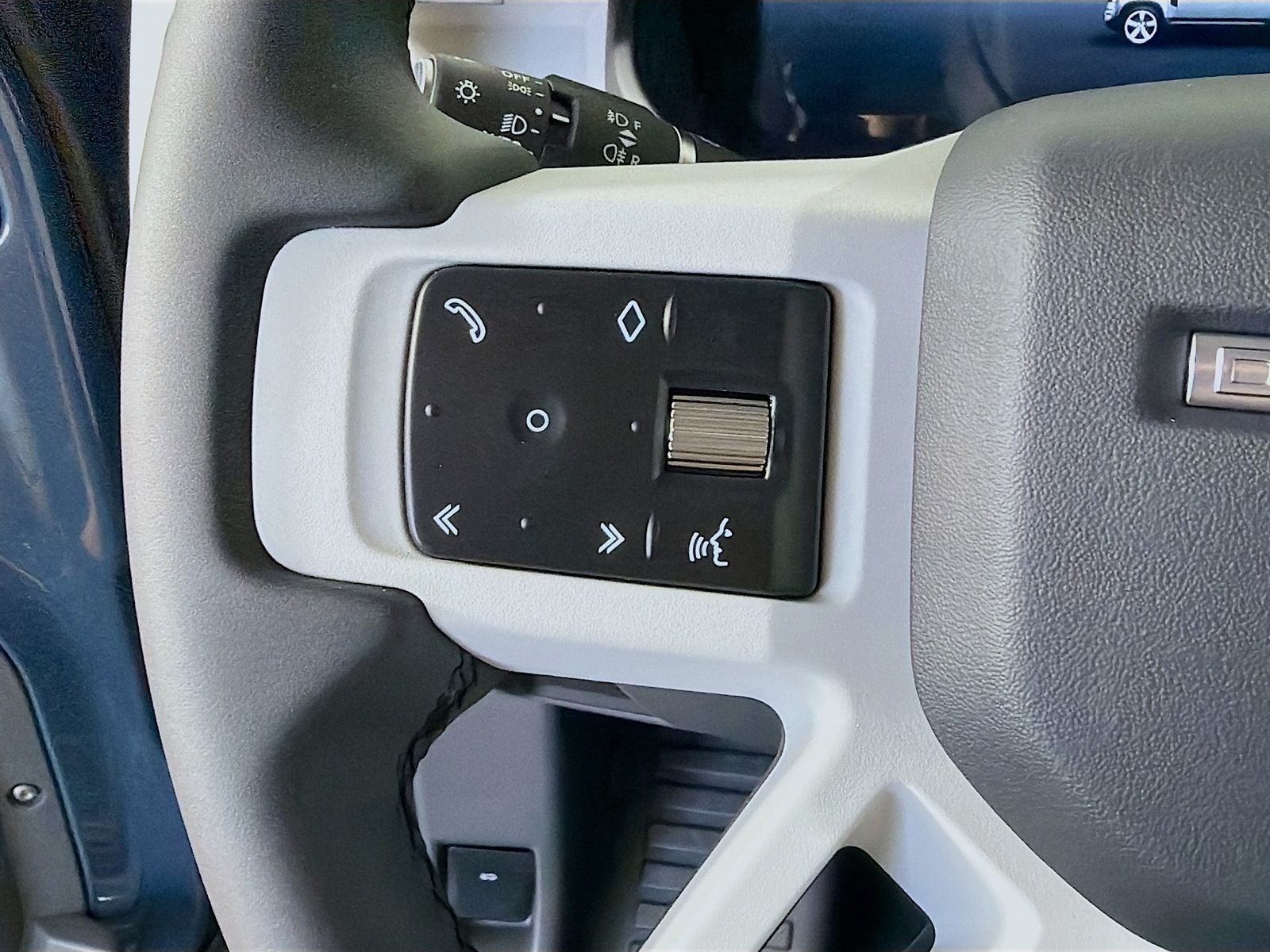 New 2026 Tasman Blue Land Rover X-Dynamic SE image 12
