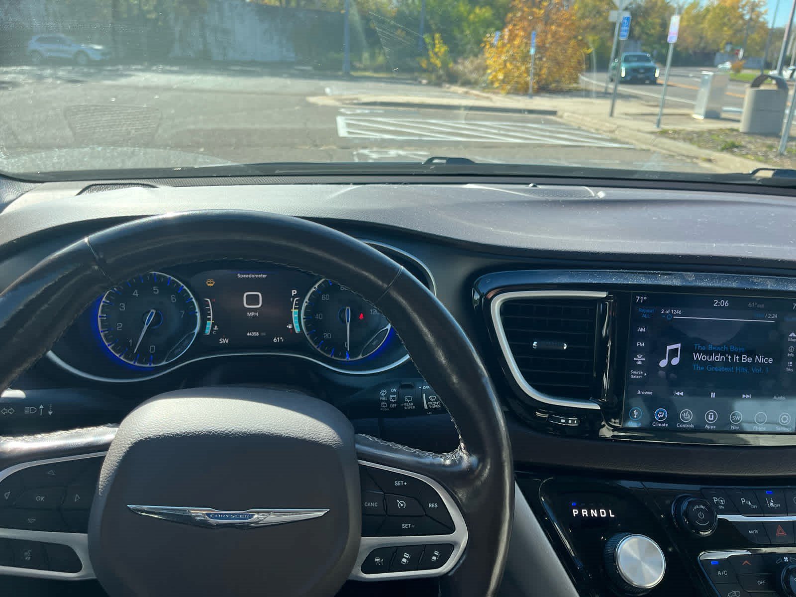 Used 2020 Luxury White Pearlcoat Chrysler Touring L image 9