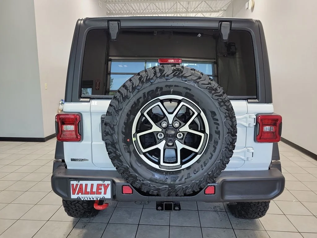 New 2026 Bright White Clear-Coat Exterior Paint Jeep Rubicon image 5