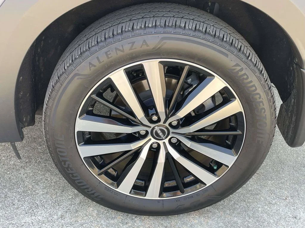 Used 2024 Gray Nissan Platinum image 9