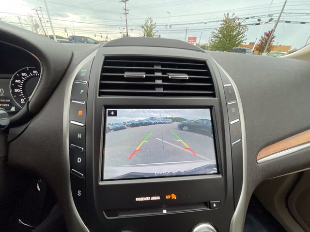 Used 2017 White Gold Metallic Lincoln Select image 22