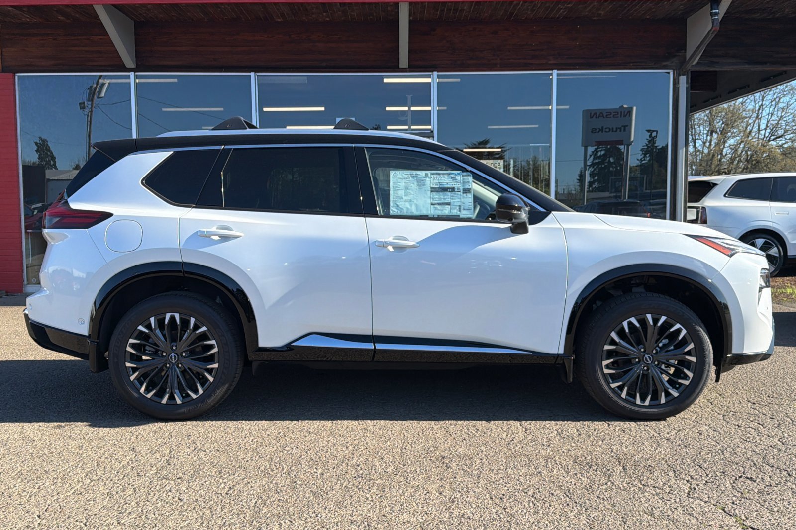 New 2026 Everest White Pearl/Super Black Nissan Platinum image 3