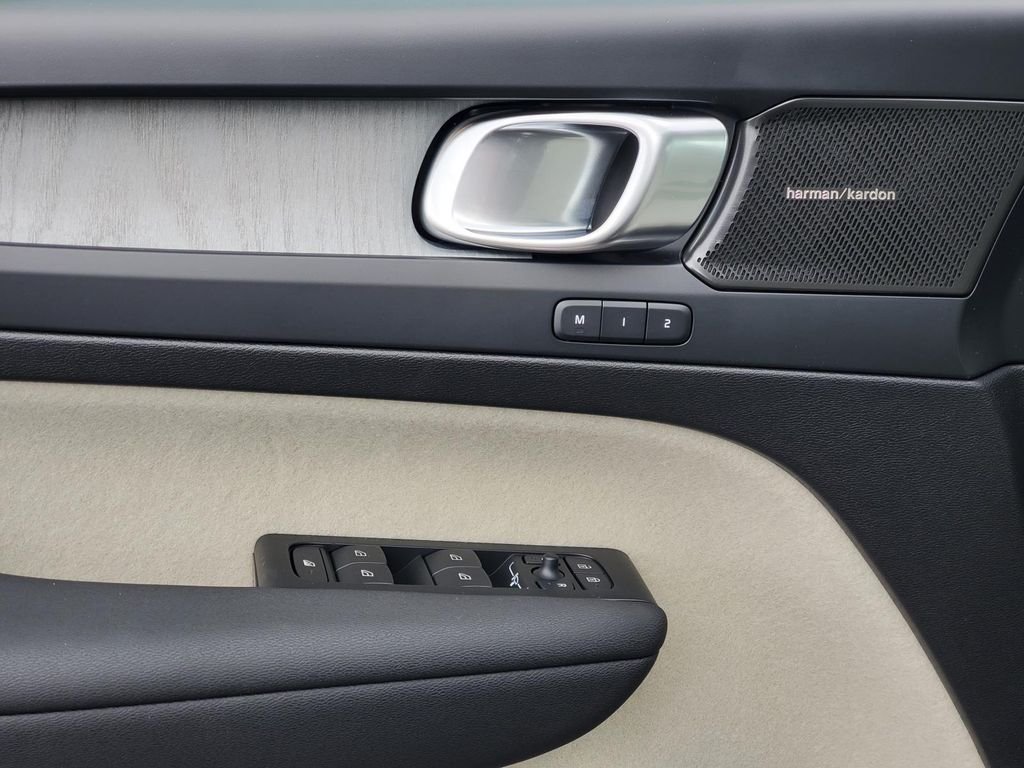 2026 Volvo XC40 Plus - Photo 4