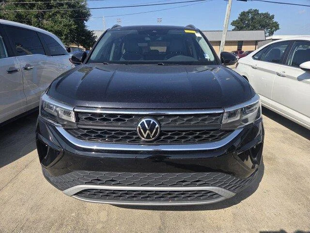 Used 2023 Deep Black Pearl Volkswagen SE image 2