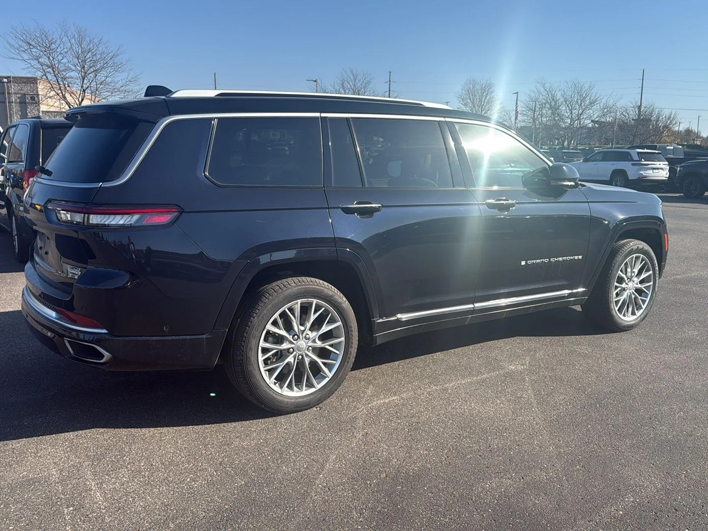 Used 2023 Midnight Sky Jeep Summit image 3