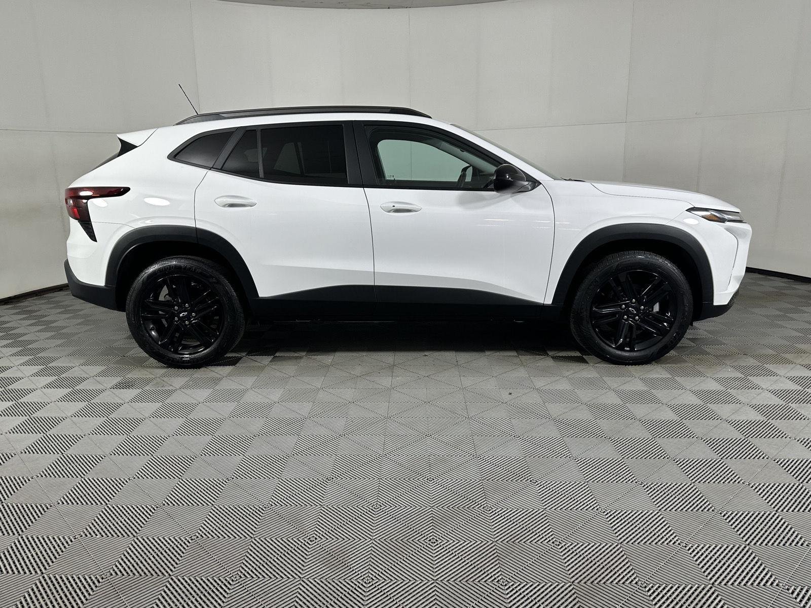 Used 2024 Summit White Chevrolet ACTIV image 19