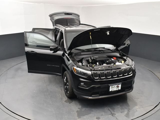 New 2026 Diamond Black Crystal Pearl-Coat Exterior Paint Jeep Latitude image 25