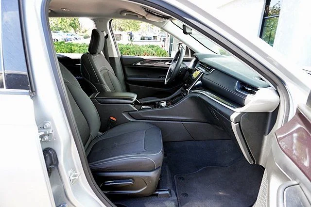 Used 2023 Silver Jeep Laredo image 10