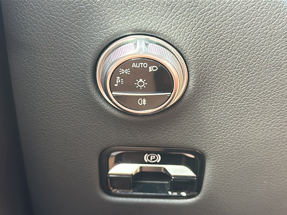Used 2024 Polar White Mercedes-Benz 4MATIC® SUV image 38