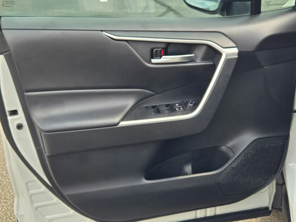 Used 2021 White Toyota XLE image 21