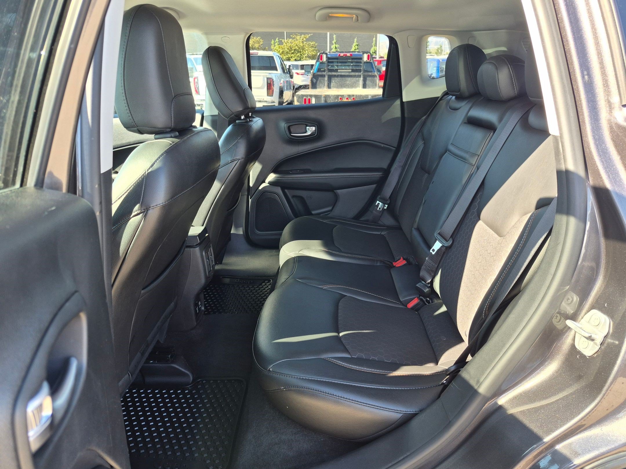 Used 2018 Granite Crystal Metallic Clearcoat Jeep Latitude image 25