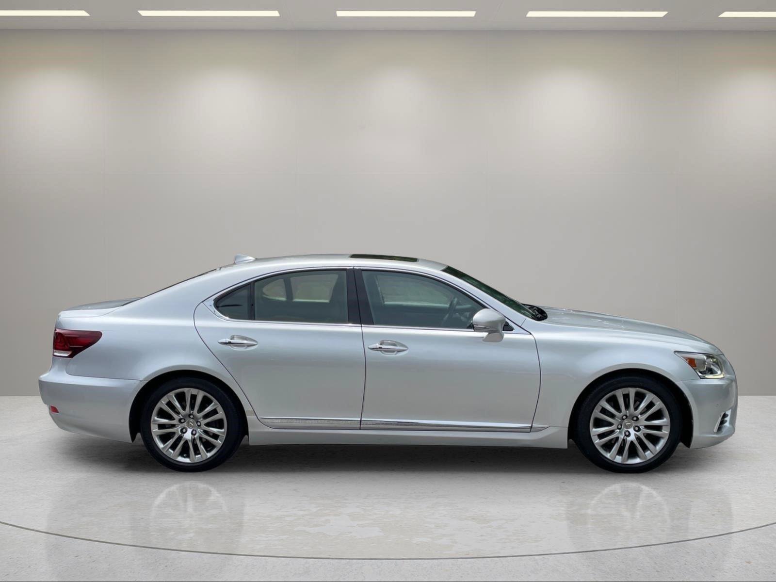 Used 2015 Liquid Platinum Lexus  image 6