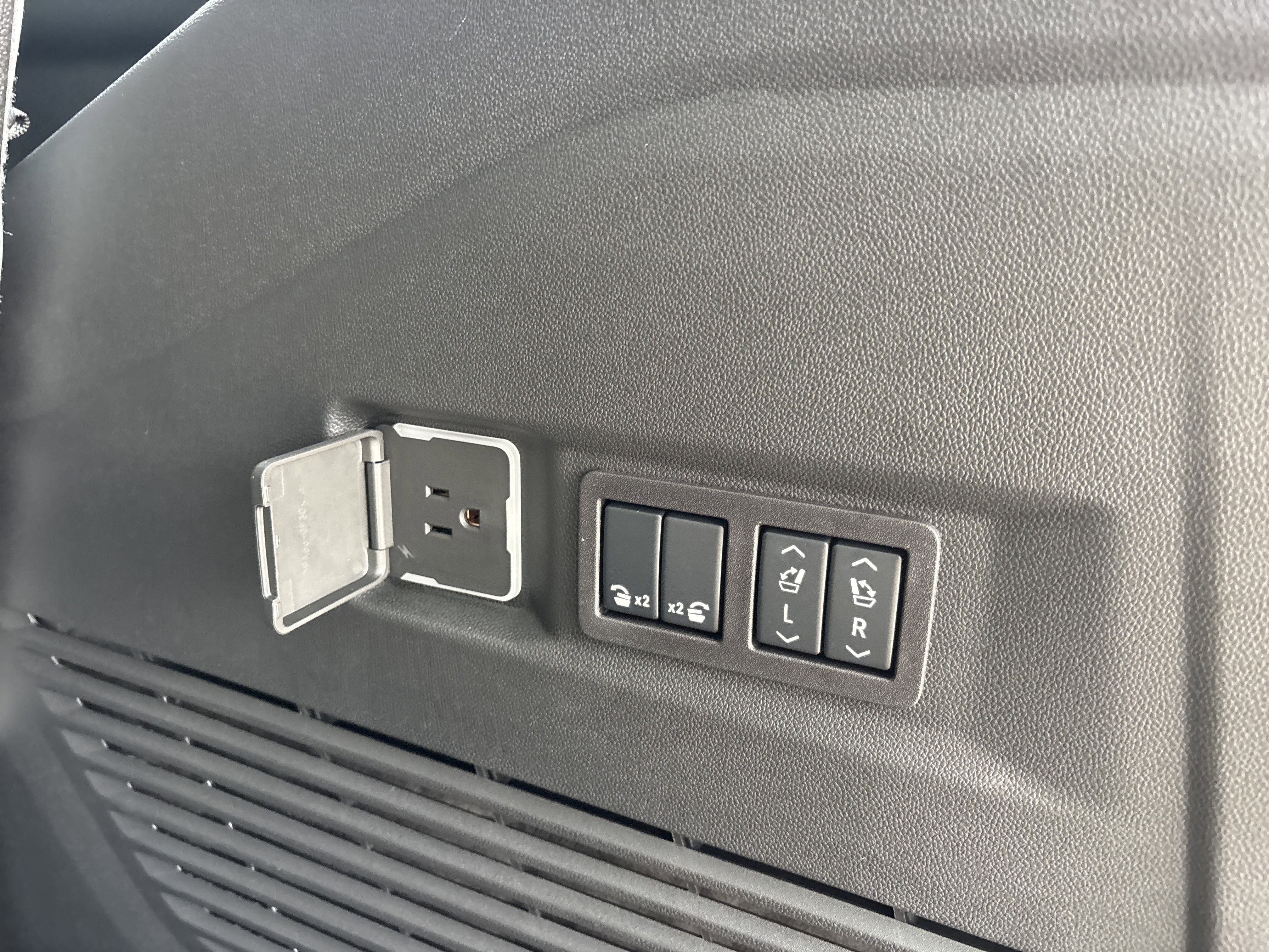2025 Chevrolet Tahoe Premier - Photo 8