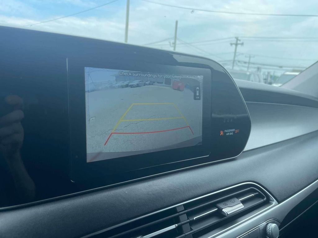 Used 2020 Green Hyundai SE image 29