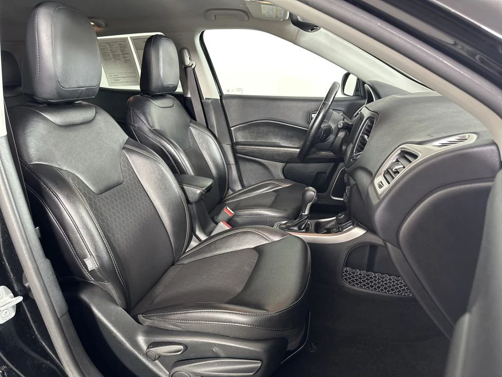 Used 2019 Black Jeep Latitude image 16