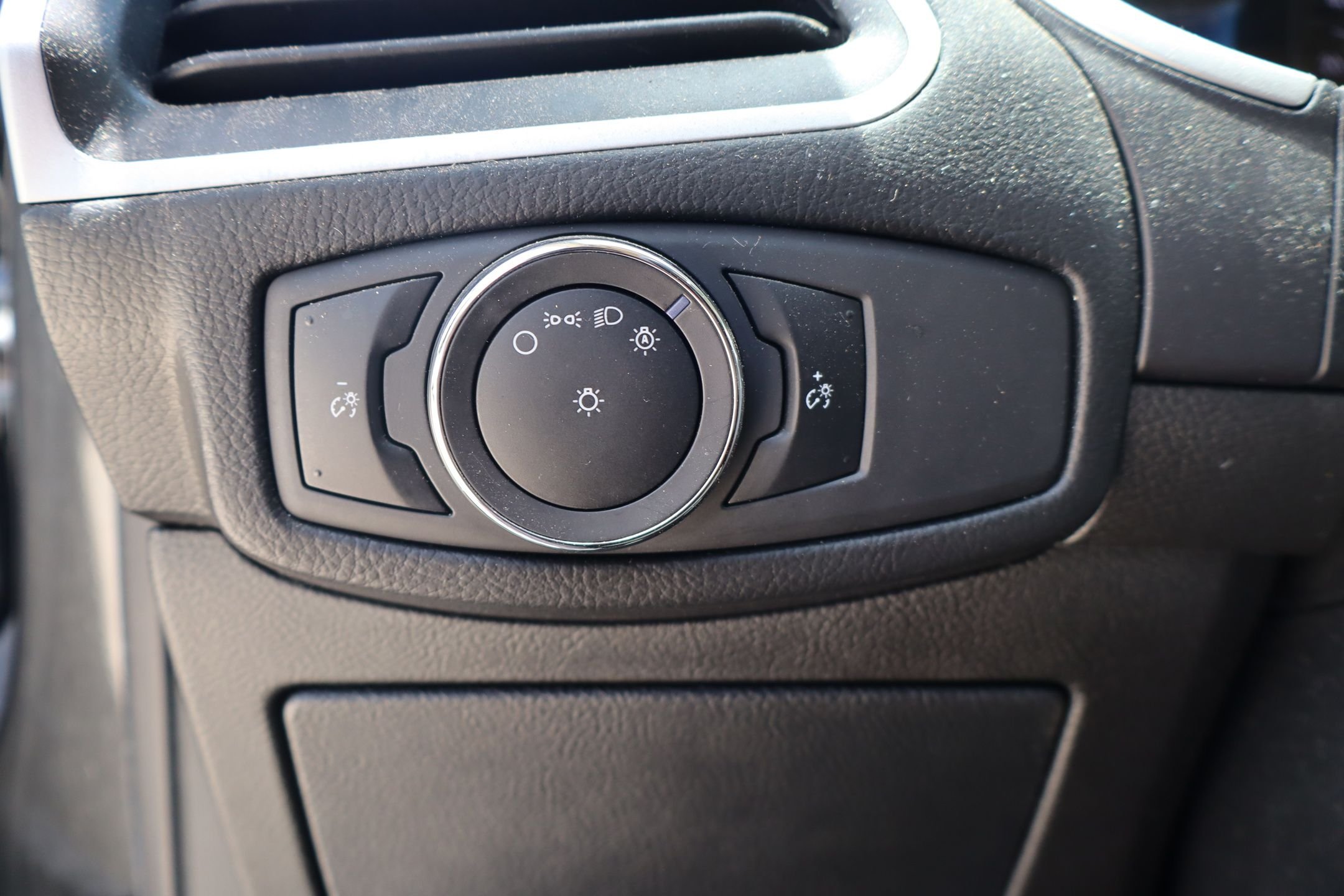 Used 2018 Gray Ford SEL image 13