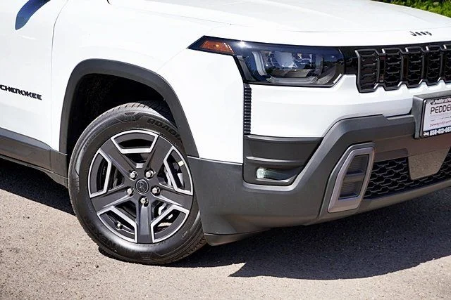 New 2026 Bright White Clear-Coat Exterior Paint Jeep Limited image 3