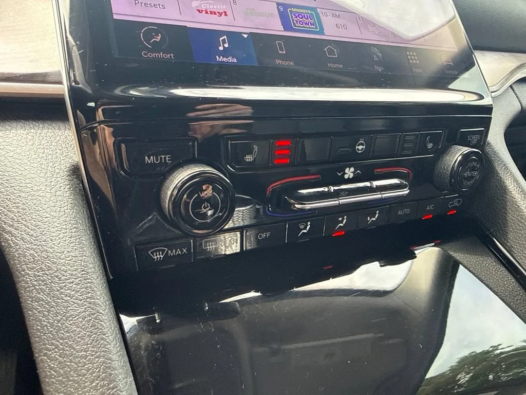Used 2022  Jeep Limited image 24