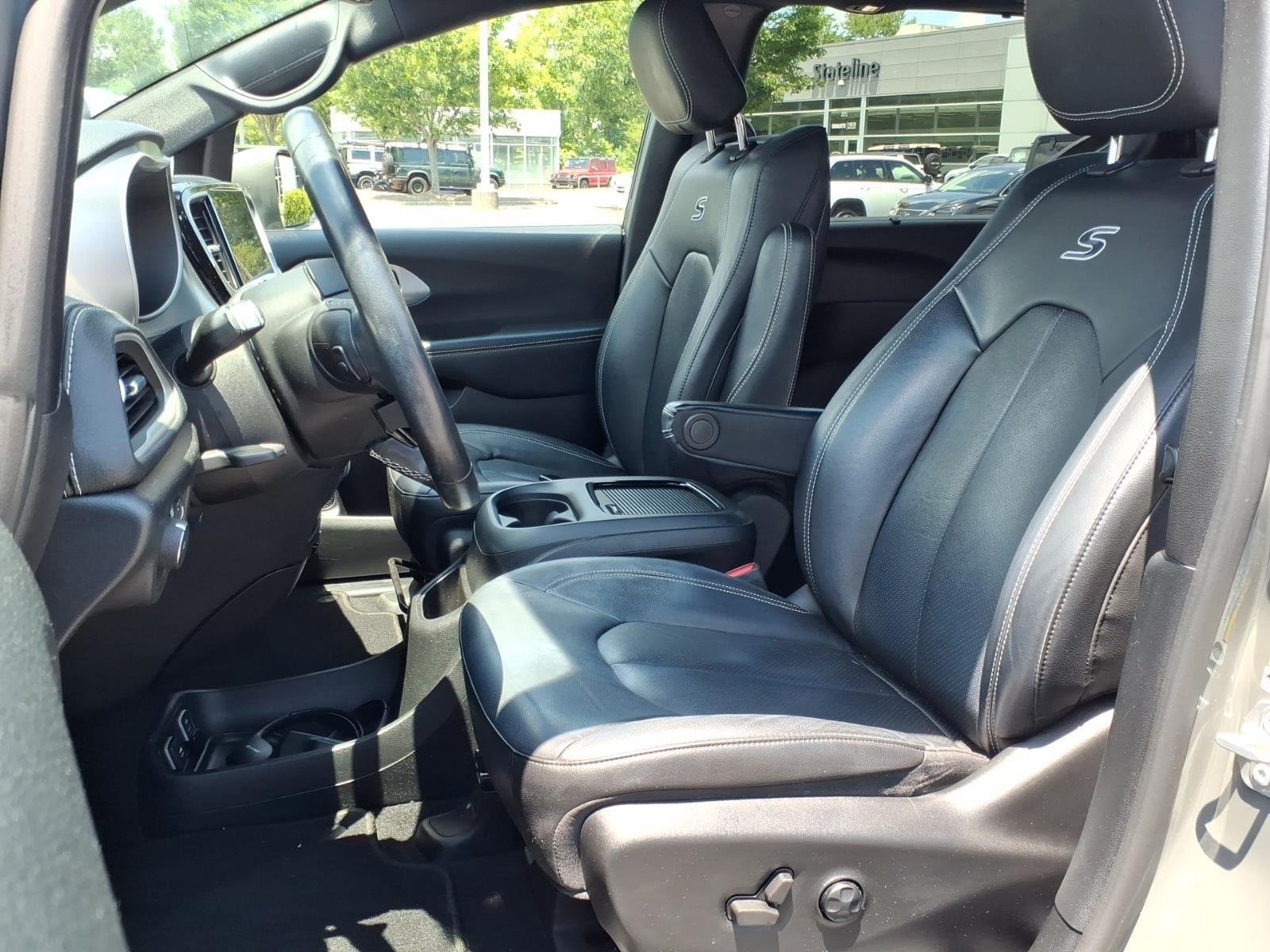 Used 2021 Ceramic Gray Clearcoat Chrysler Touring L image 17