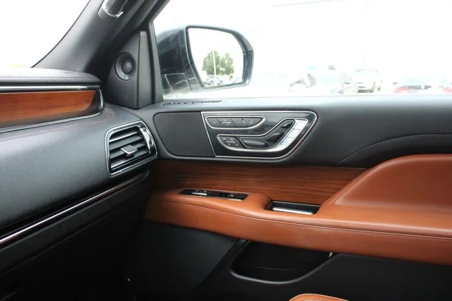 Used 2019 White Lincoln Reserve image 20