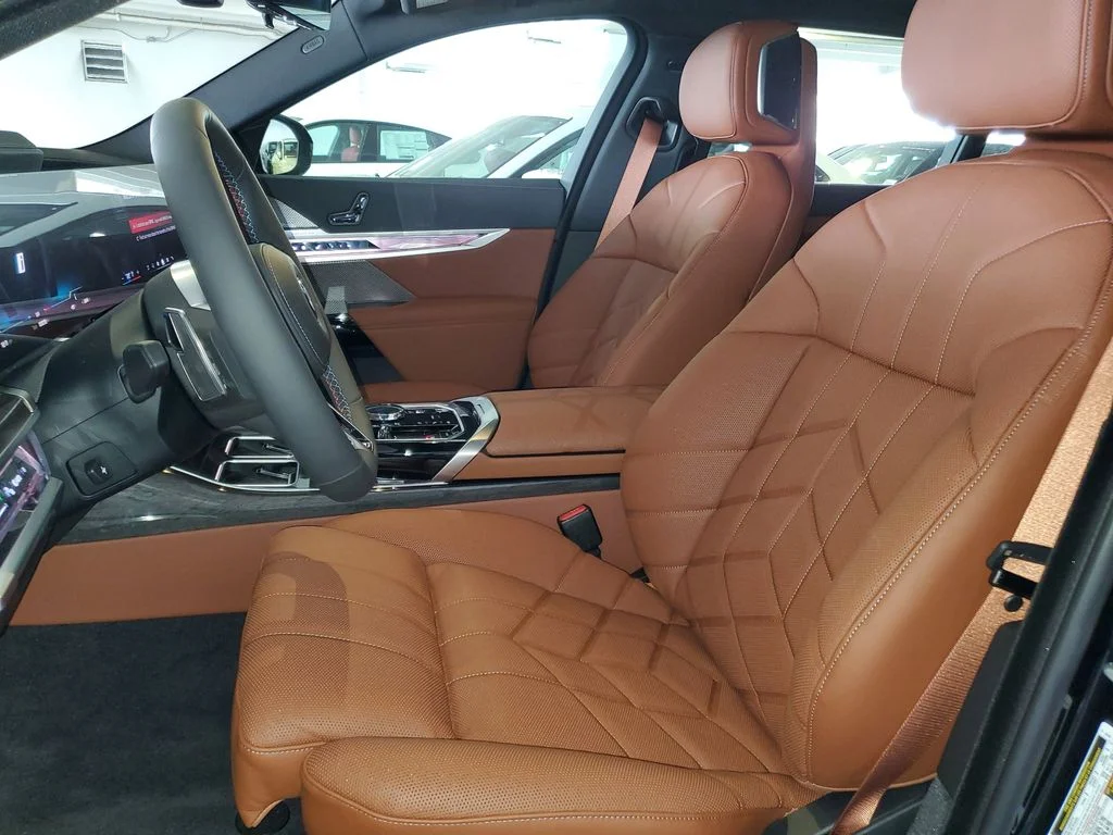 New 2026 Black BMW M70 image 16