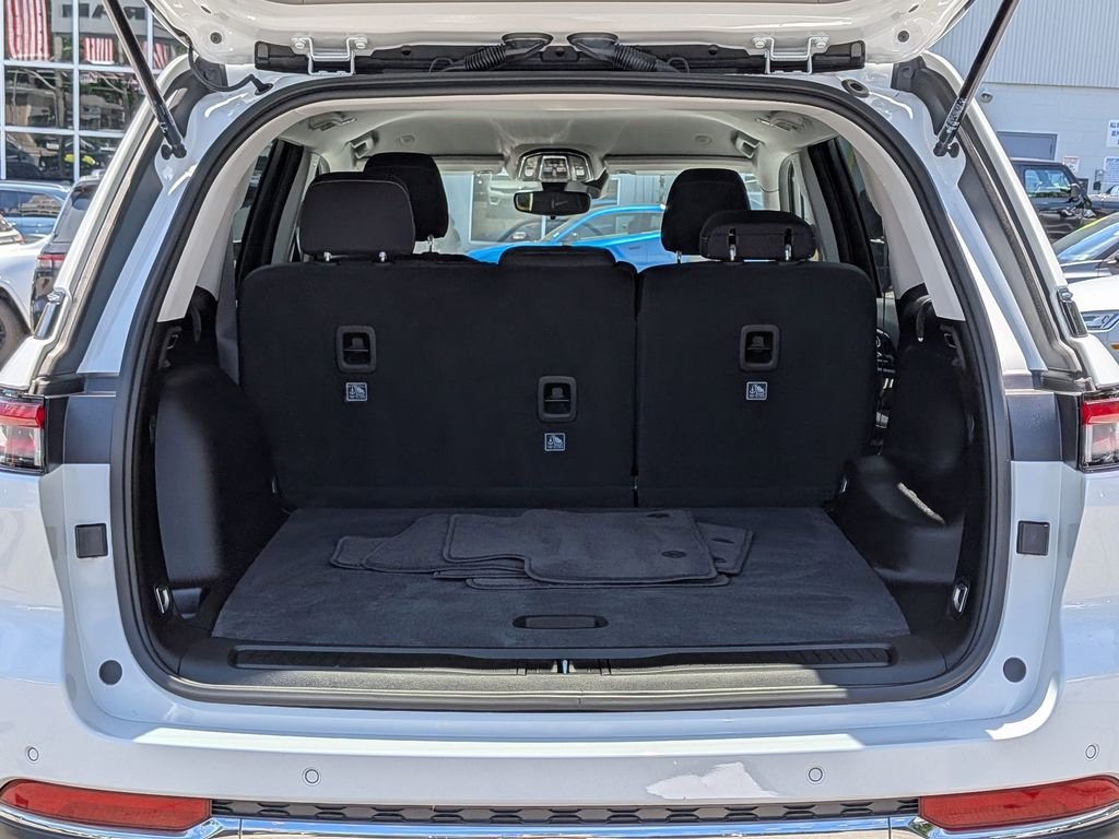 Used 2023 White Jeep Laredo image 8