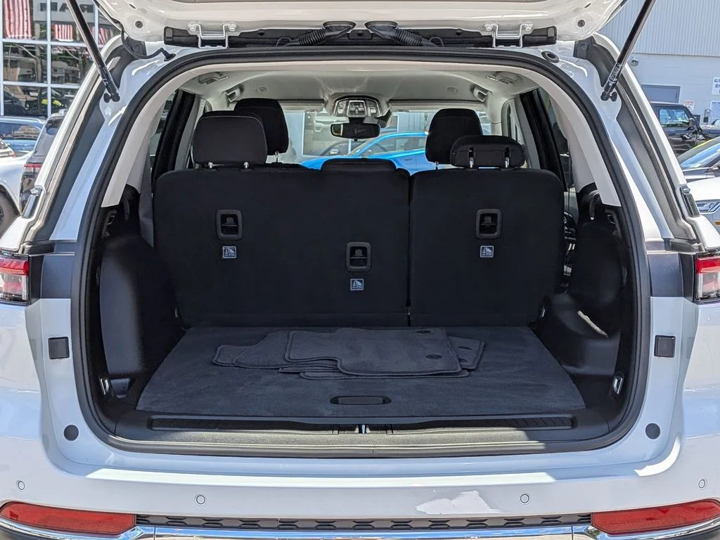 Used 2023 White Jeep Laredo image 8