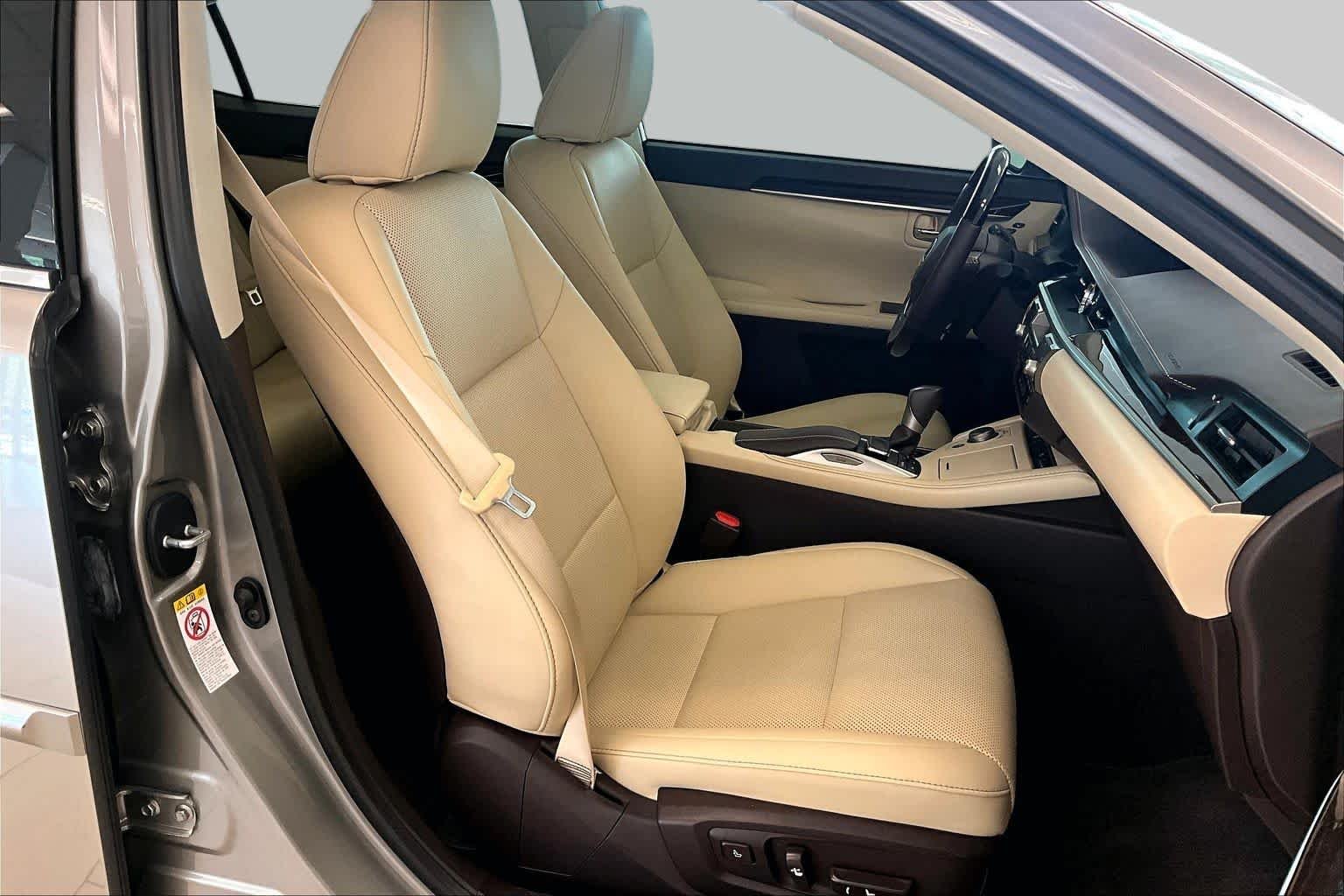 Used 2018 Atomic Silver Lexus  image 8