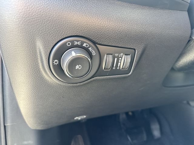 New 2026 White Jeep Latitude image 30