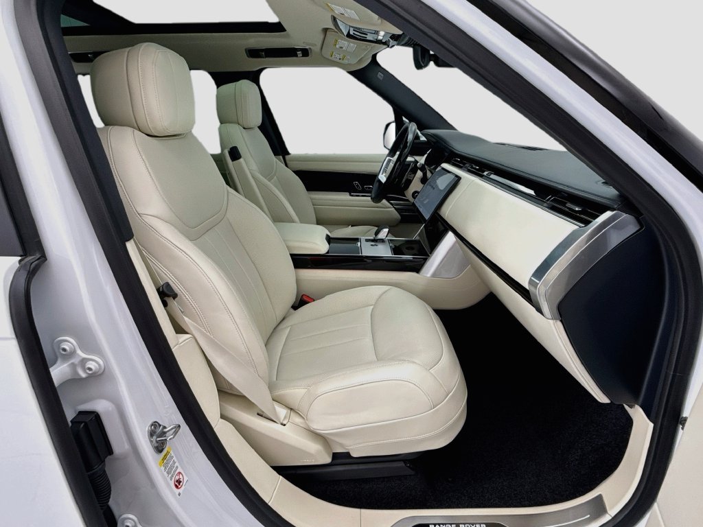 Certified Used 2025 Fuji White Land Rover SE image 19