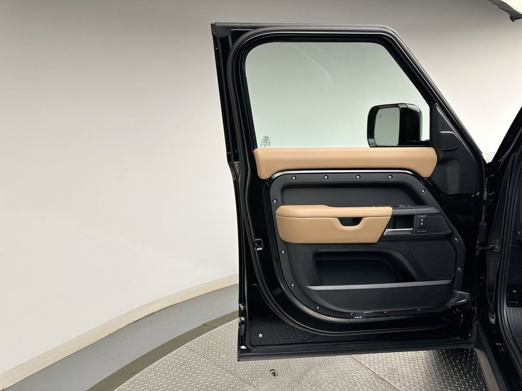 New 2026 Santorini Black Metallic Land Rover S image 9