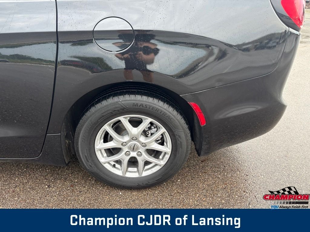Used 2022 Black Chrysler Touring L image 35