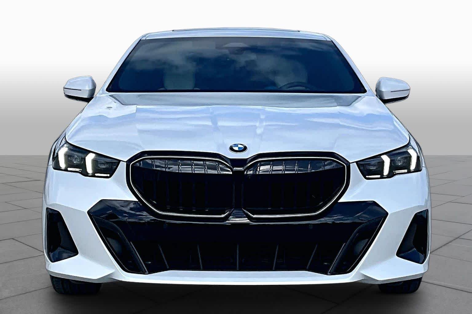 Used 2027 Mineral White Metallic BMW 540i xDrive image 3