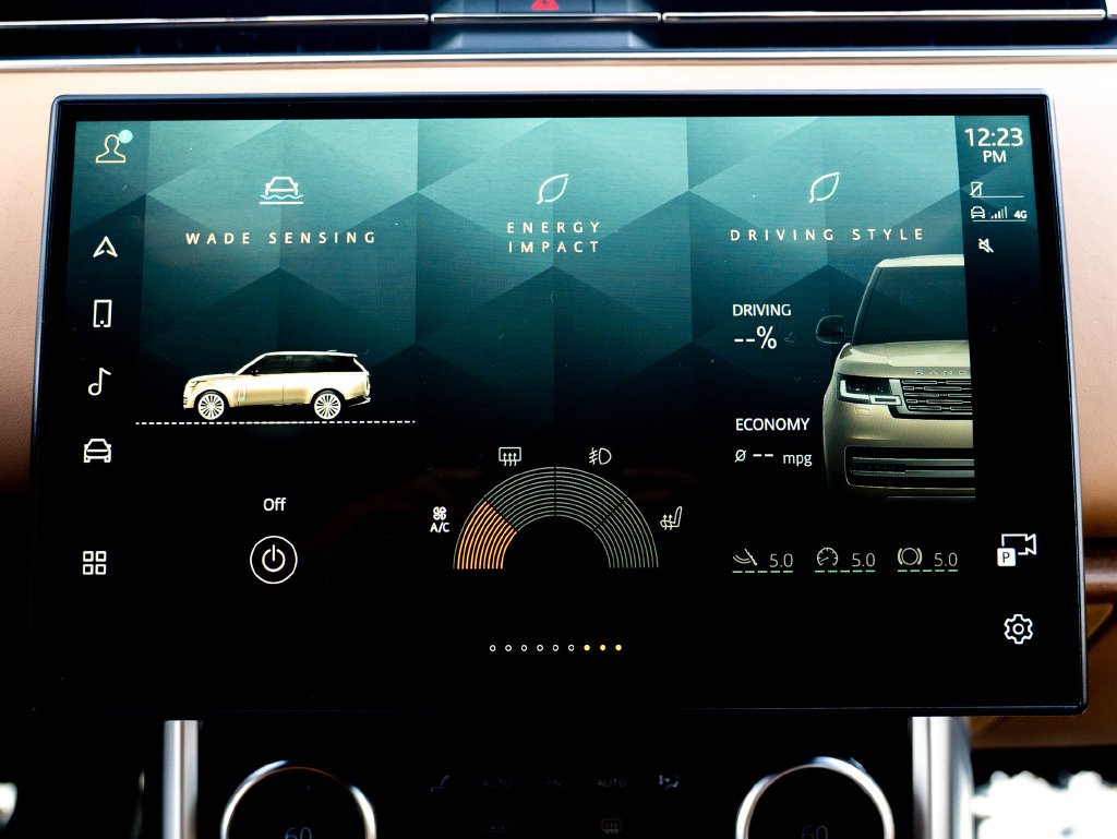 Used 2023 White Land Rover SE image 25