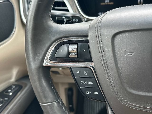 Used 2017 Green Lincoln Select image 21