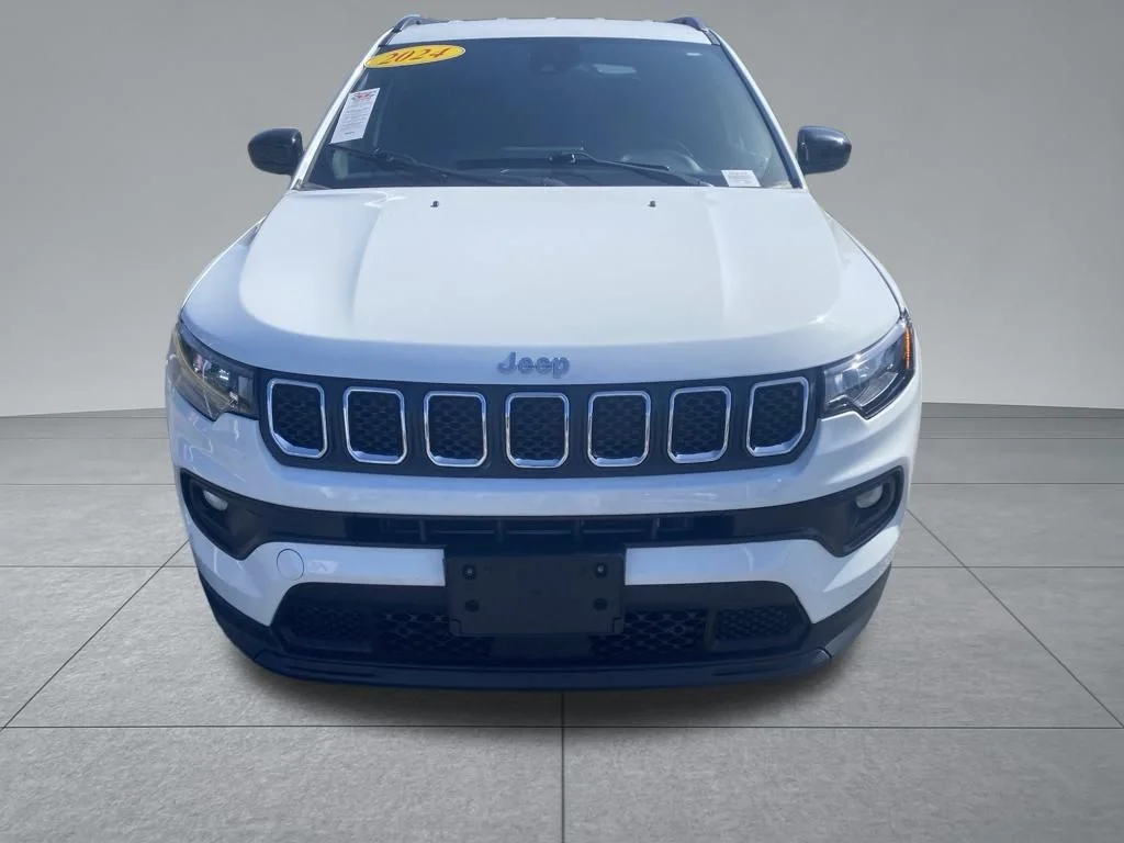 Used 2024 White Jeep Latitude image 19