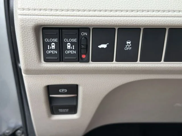 Used 2025  Honda EX-L image 32