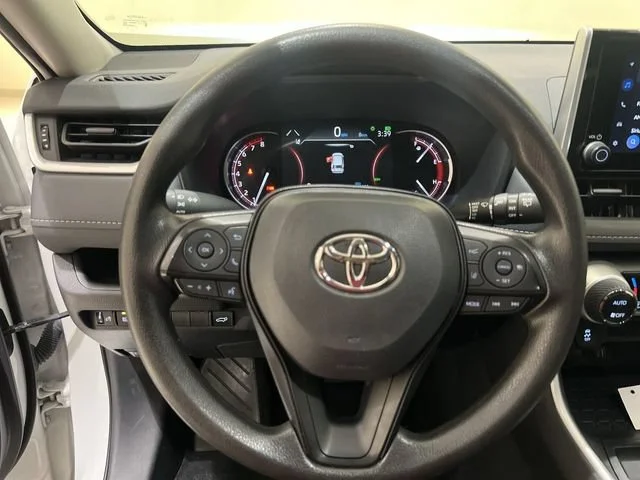 2025 Toyota RAV4 XLE - Photo 10