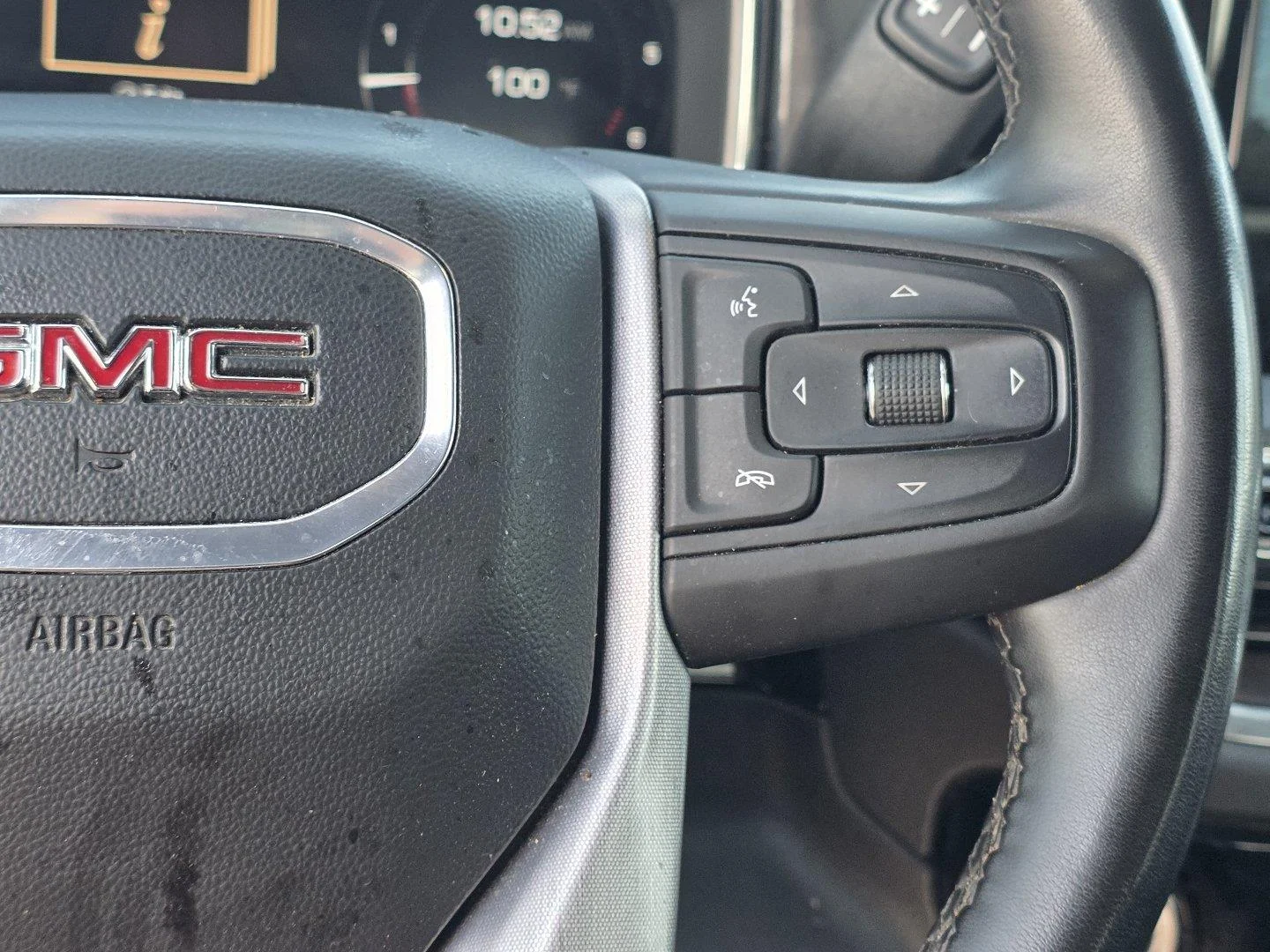 Used 2025 Summit White GMC SLT image 13