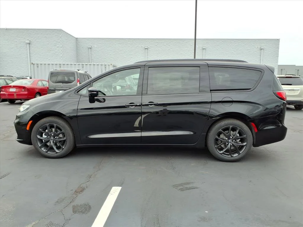 New 2026 Diamond Black Crystal Pearl-Coat Exterior Paint Chrysler Limited image 3