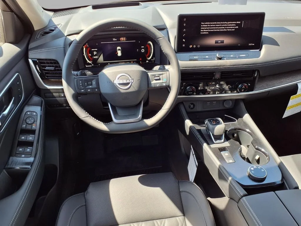 New 2026 Champagne Silver Metallic / Super Black Two-tone Nissan Platinum image 4