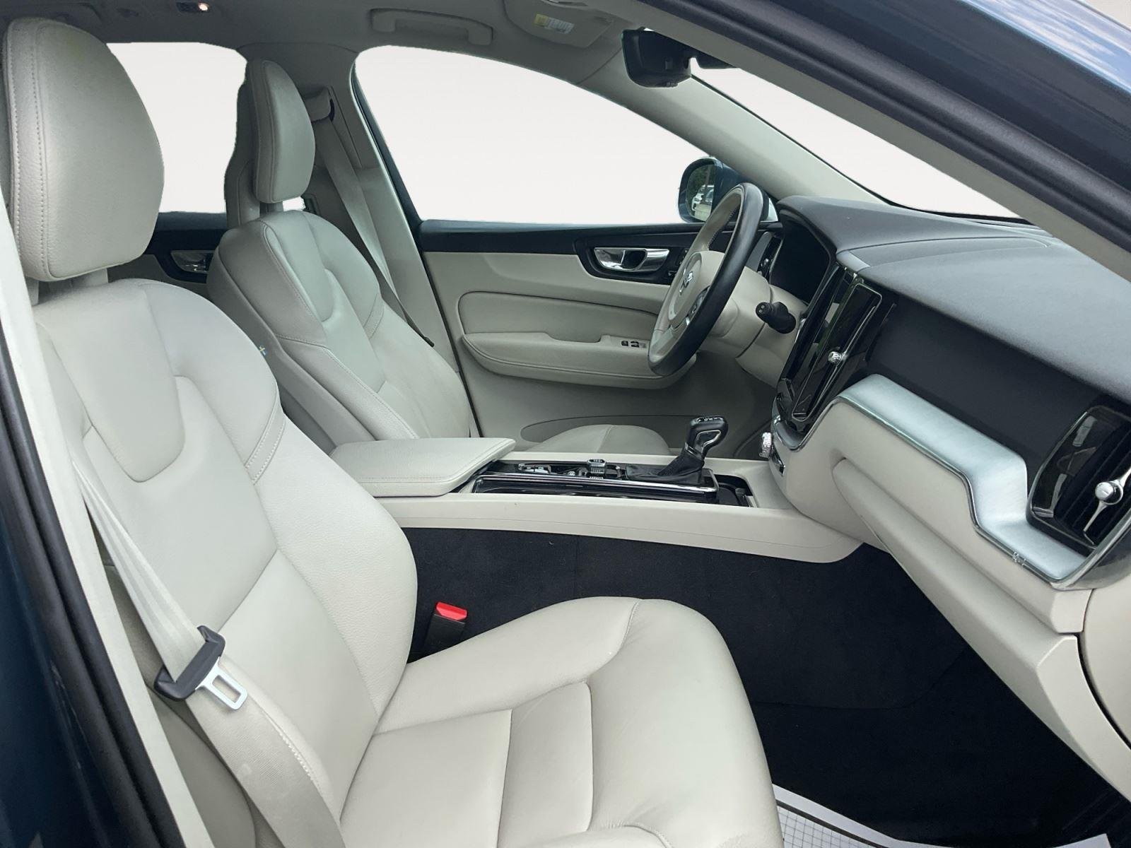 Used 2018 Denim Blue Metallic Volvo Momentum image 15