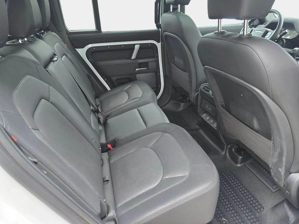 Used 2023 Fuji White Land Rover X-Dynamic SE image 11