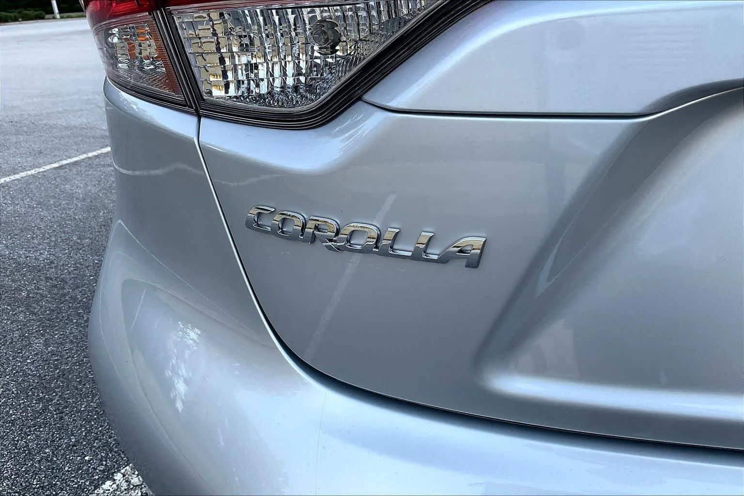 New 2027 Classic Silver Metallic Toyota LE image 15
