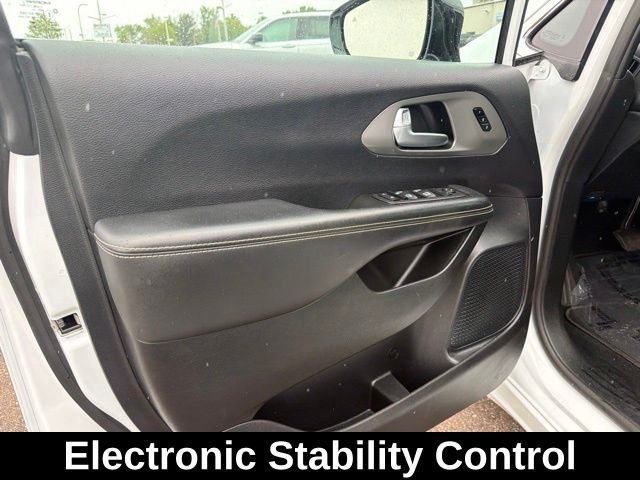 Used 2025 White Chrysler Select image 18