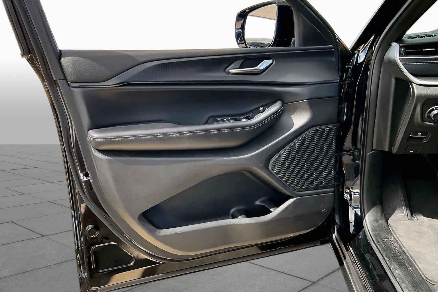 Used 2024 Diamond Black Crystal Pearlcoat Jeep Altitude image 22